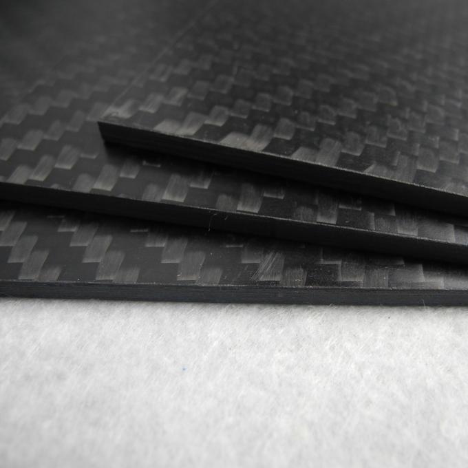 Bonne coutume de résistance thermique de carbone de plat noir professionnel de fibre